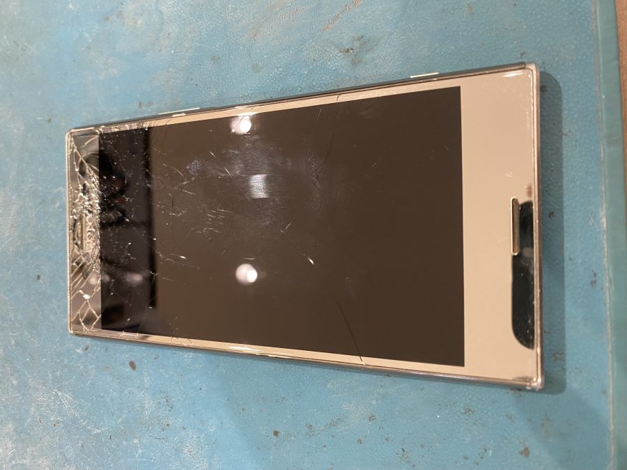 上部のガラスのが割れてしまったXperiaXZpremium(エクスペリアエックスゼットプレミアム)をお持ち込み頂きました!