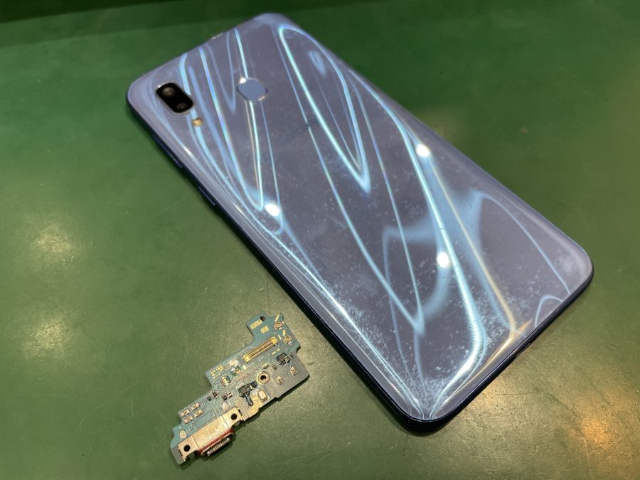 Galaxy（ギャラクシー）A30の充電ができなくなったときは、【スマホ理工房池袋P’パルコ店】で即日対応できます！