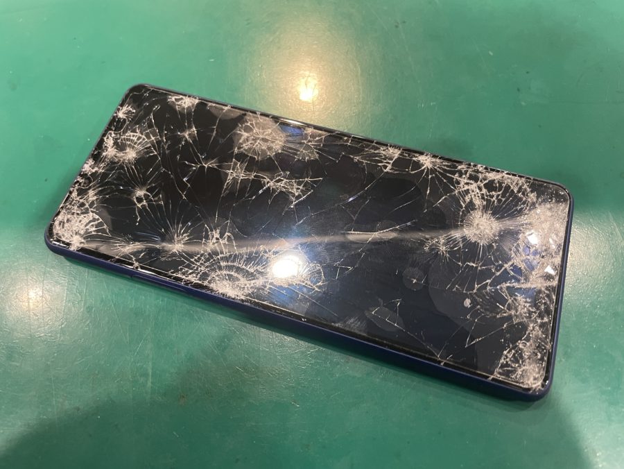 Xperia10Ⅱ(エクスペリア)の画面が割れてしまった…でも安心、画面交換できれいに直りました！スマホ修理工房ペリエ千葉店なら