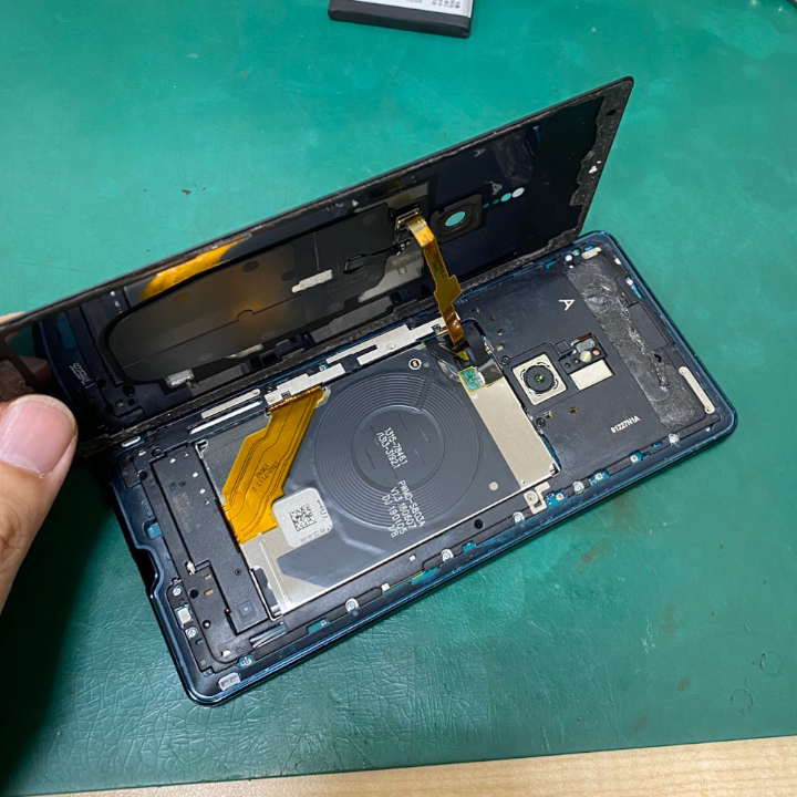 エクスペリアのバッテリー交換も当店でご対応いたします！Sony XperiaXZ3（ソニーエクスペリア）バッテリー交換【スマホ修