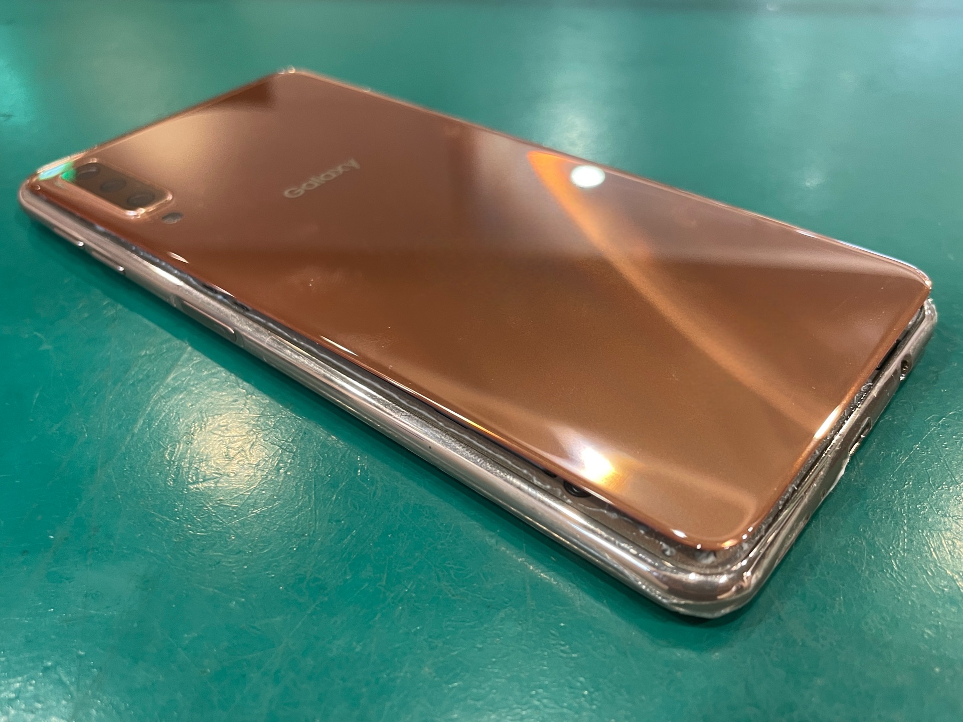 GalaxyA7(ギャラクシー)が膨らんだ⁉︎膨張したバッテリーの交換はスマホ修理工房ペリエ千葉店へご相談ください‼︎