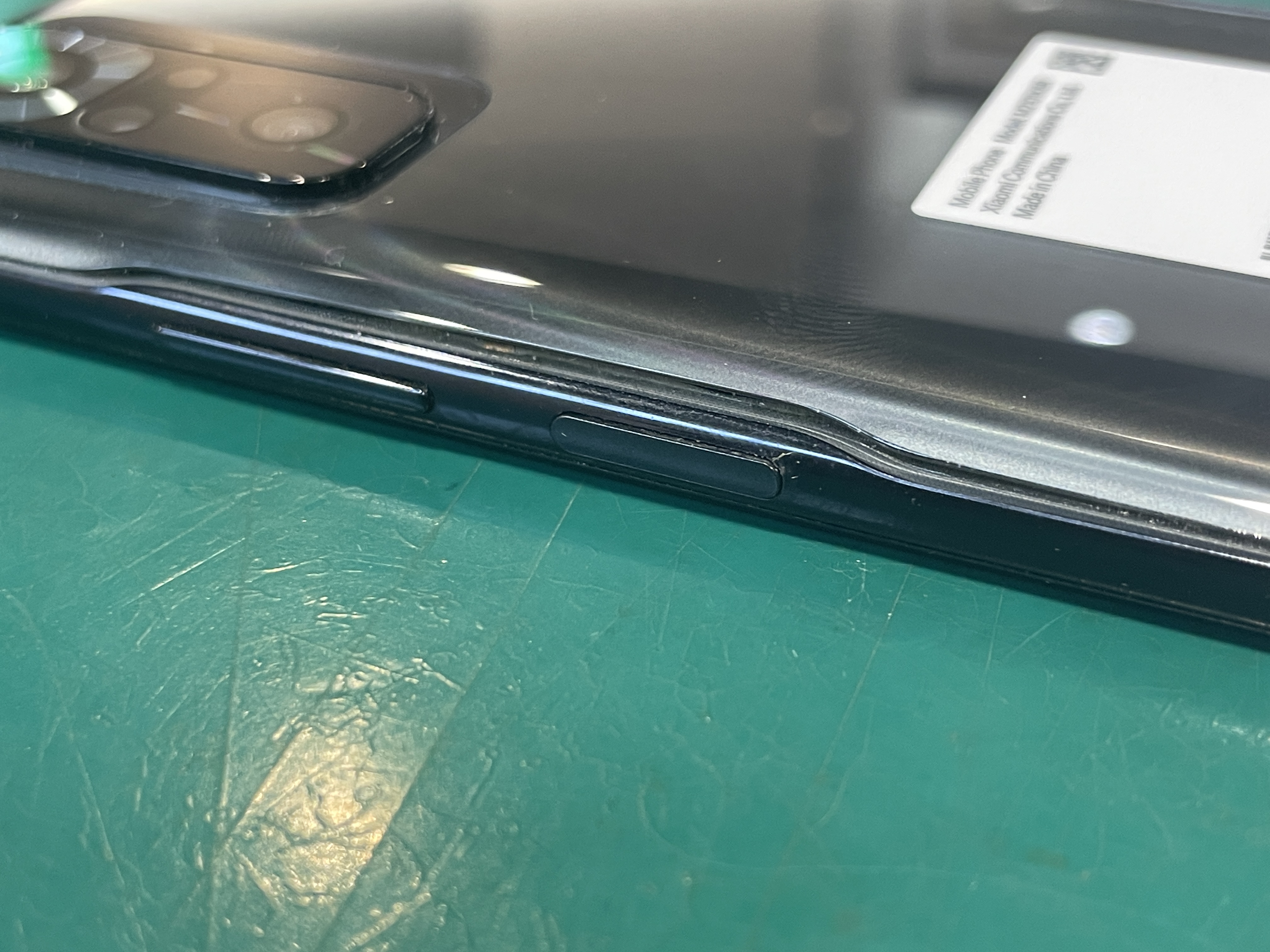 Redmi Note 10 Proのバッテリーが膨張して背面が浮いてきた！スマホ修理工房ペリエ千葉店なら即日お渡し！