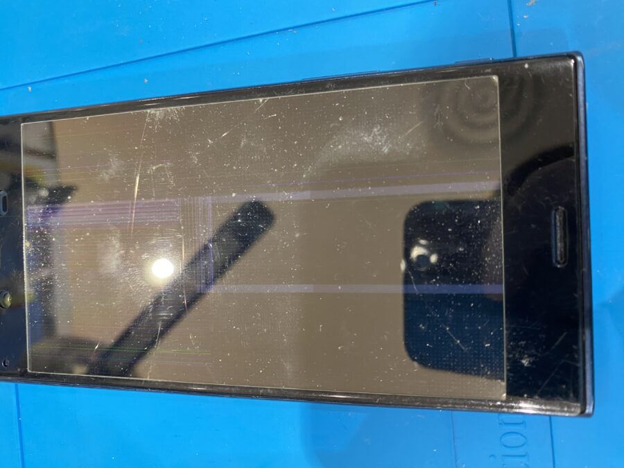 画面が殆ど真っ暗なXperiaXZs(エクスペリアエックスゼットエス)の画面修理を行いました