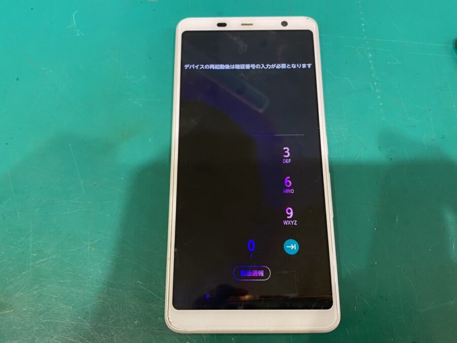 液体が染み込んで画面の色が変わってしまった！arrows be3 を即日修理！【スマホ修理工房新宿PePe店】