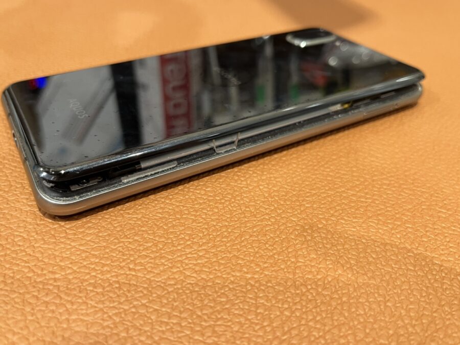 バッテリーが膨張してしまったAQUOSR3(アクオスアールスリー)の修理を行いました!【スマホ修理工房仙台PARCO2店】