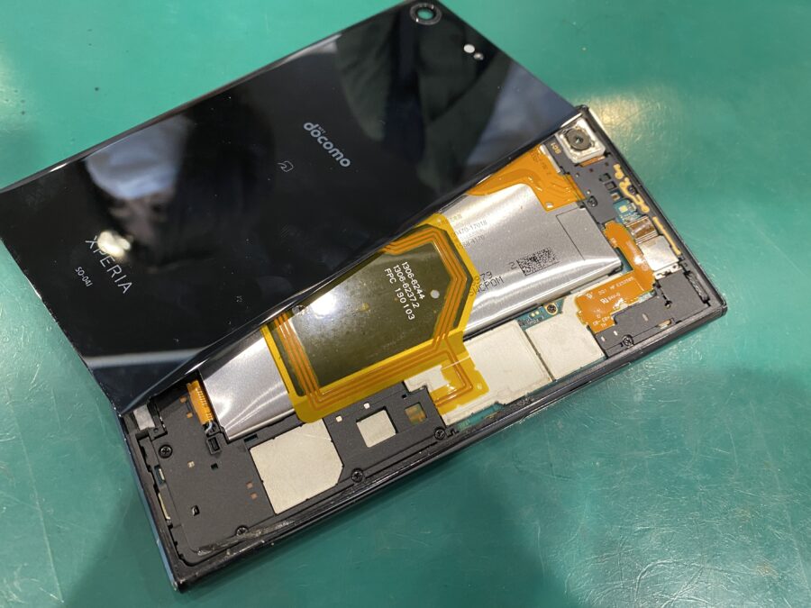 XperiaXZ Premium(エクスペリア)SO-04Jの背面が浮いてきた原因は？スマホ修理工房ペリエ千葉店へご相談ください