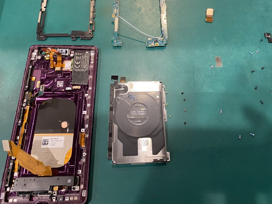 XperiaXZ3(エクスペリア)SO-01Lの画面割れ修理も千葉駅ビル地下1階スマホ修理工房ペリエ千葉店へご相談下さい♪