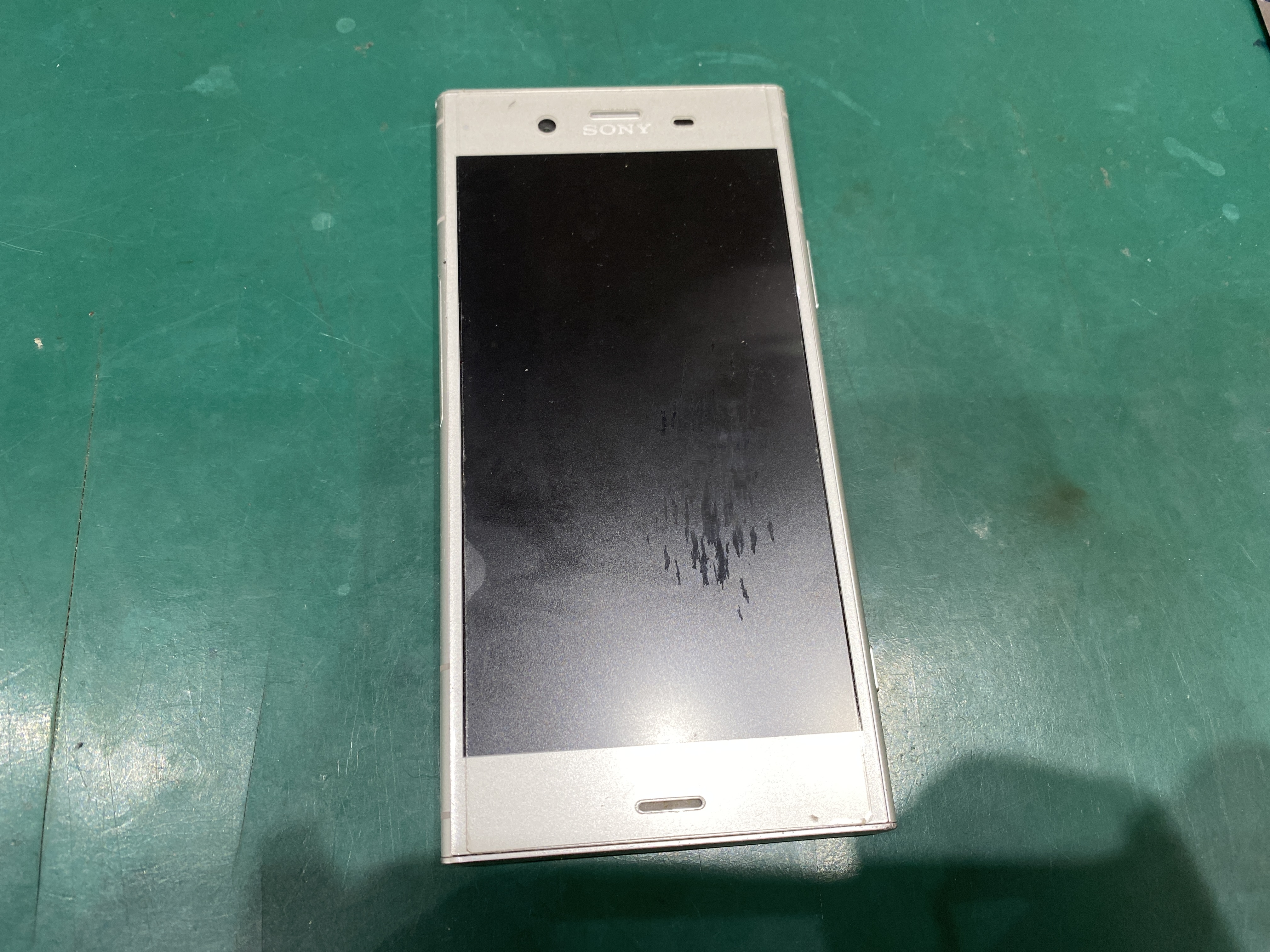 Xperia XZ1 バッテリーの膨張＆スリープボタンと音量ボタンが効かない。