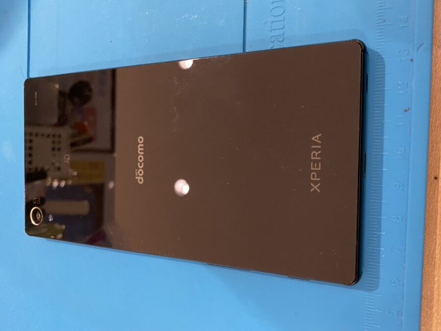バックパネルに隙間の出来ているXperiaZ5premium(エクスペリアゼットファイブプレミアム)バッテリーの交換を行いました