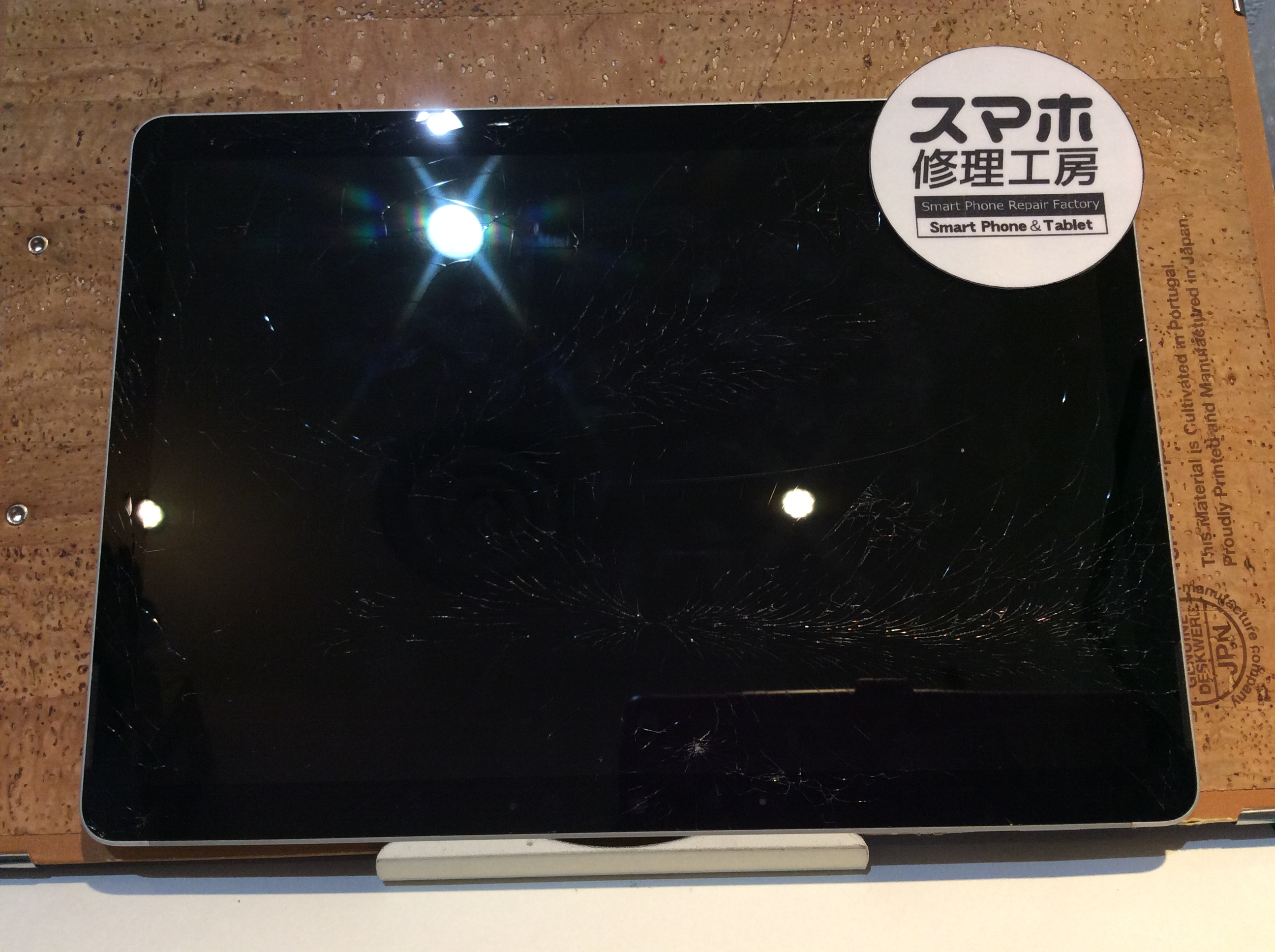Surface Go2 画面がバキバキに割れて表示不良に( ;∀;)そんなときはスマホ修理工房 広島パルコ新館店へ！