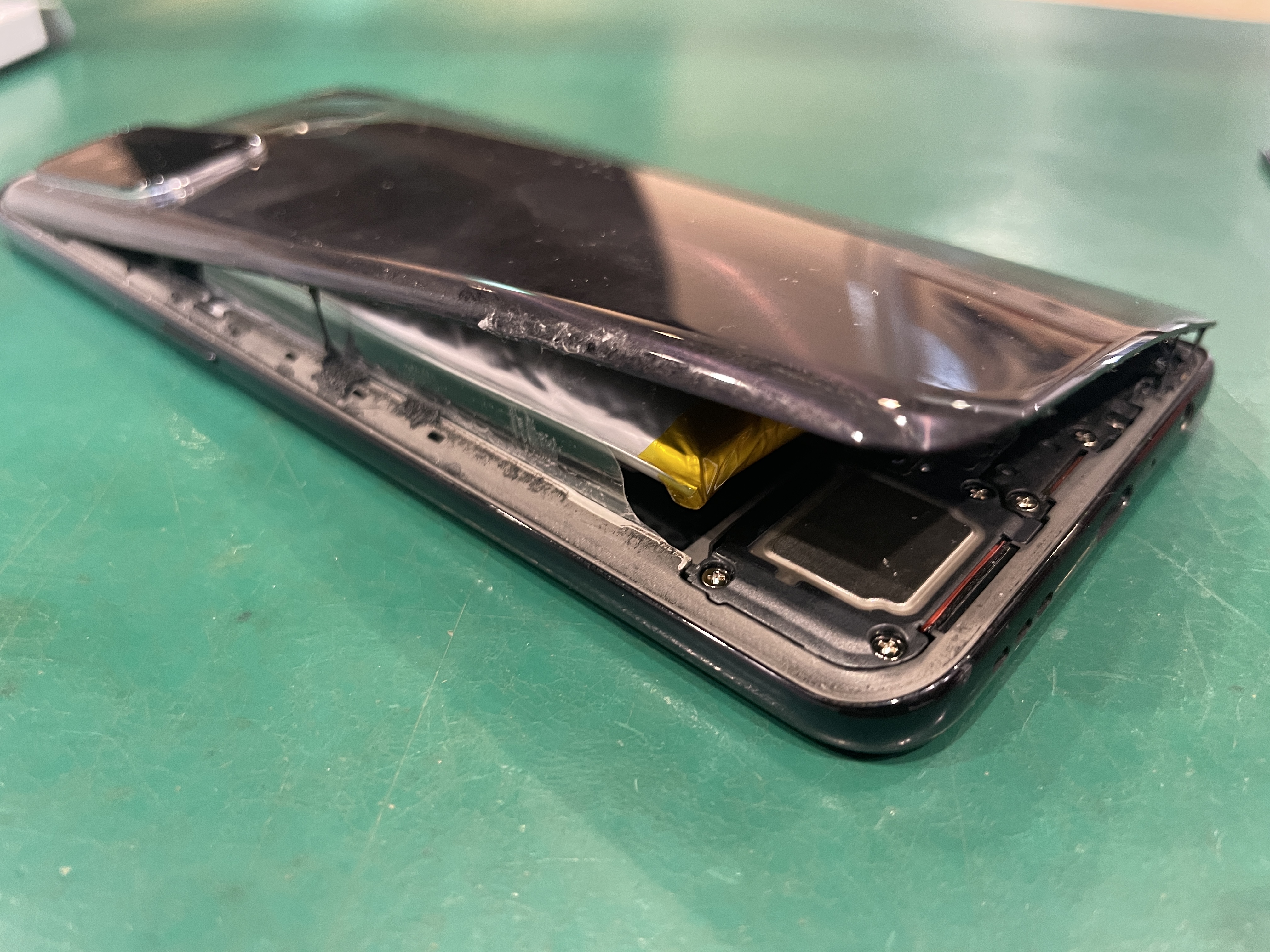 OPPO Reno5 A(オッポ)のバッテリー膨張で背面が膨らんだ!?スマホ修理工房ペリエ千葉店で即日交換！