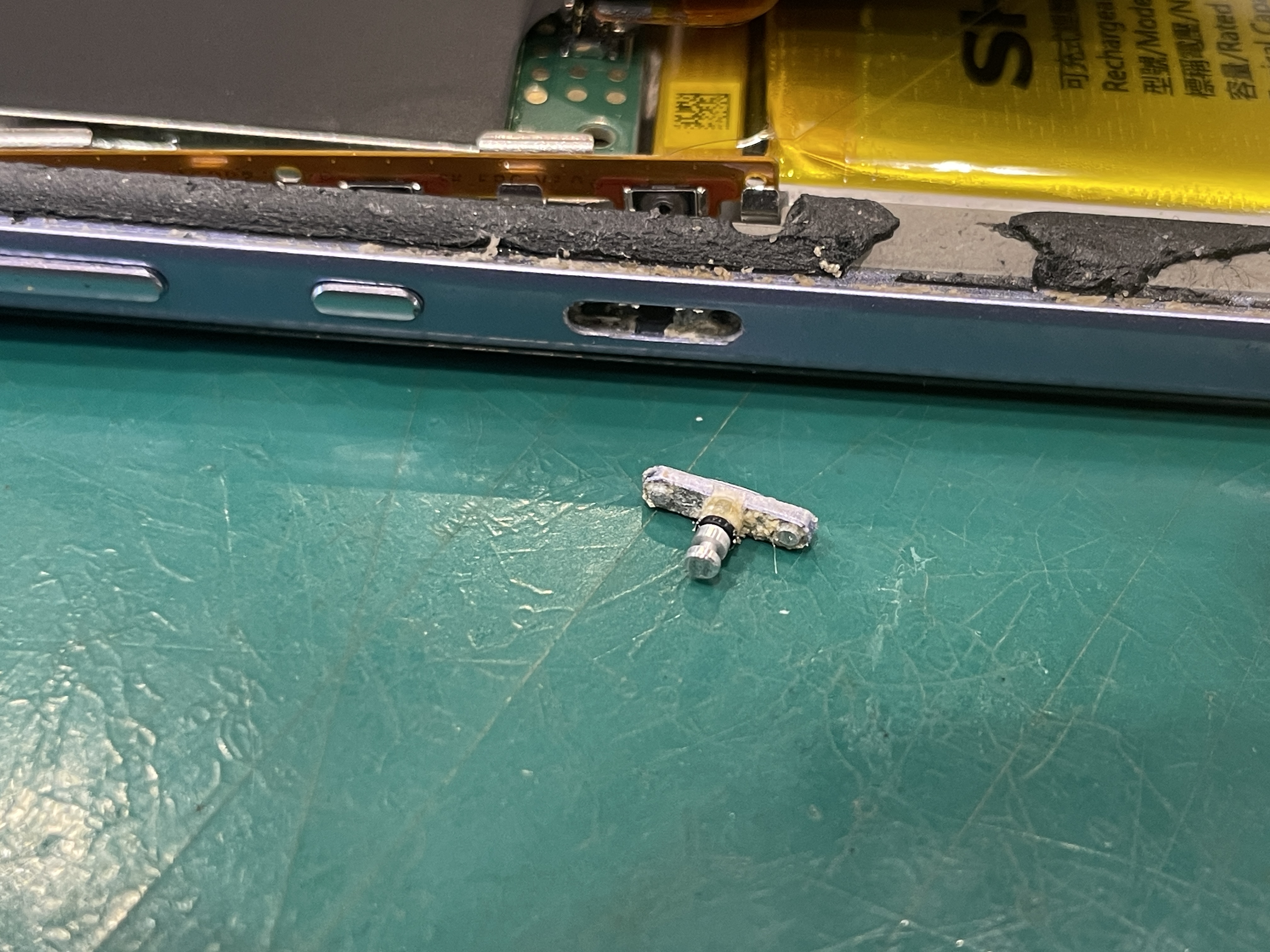 AQUOS sense4 plus(アクオス)のスリープボタンが固まって押せなくなった！分解清掃で復活させました！スマホ修理工房