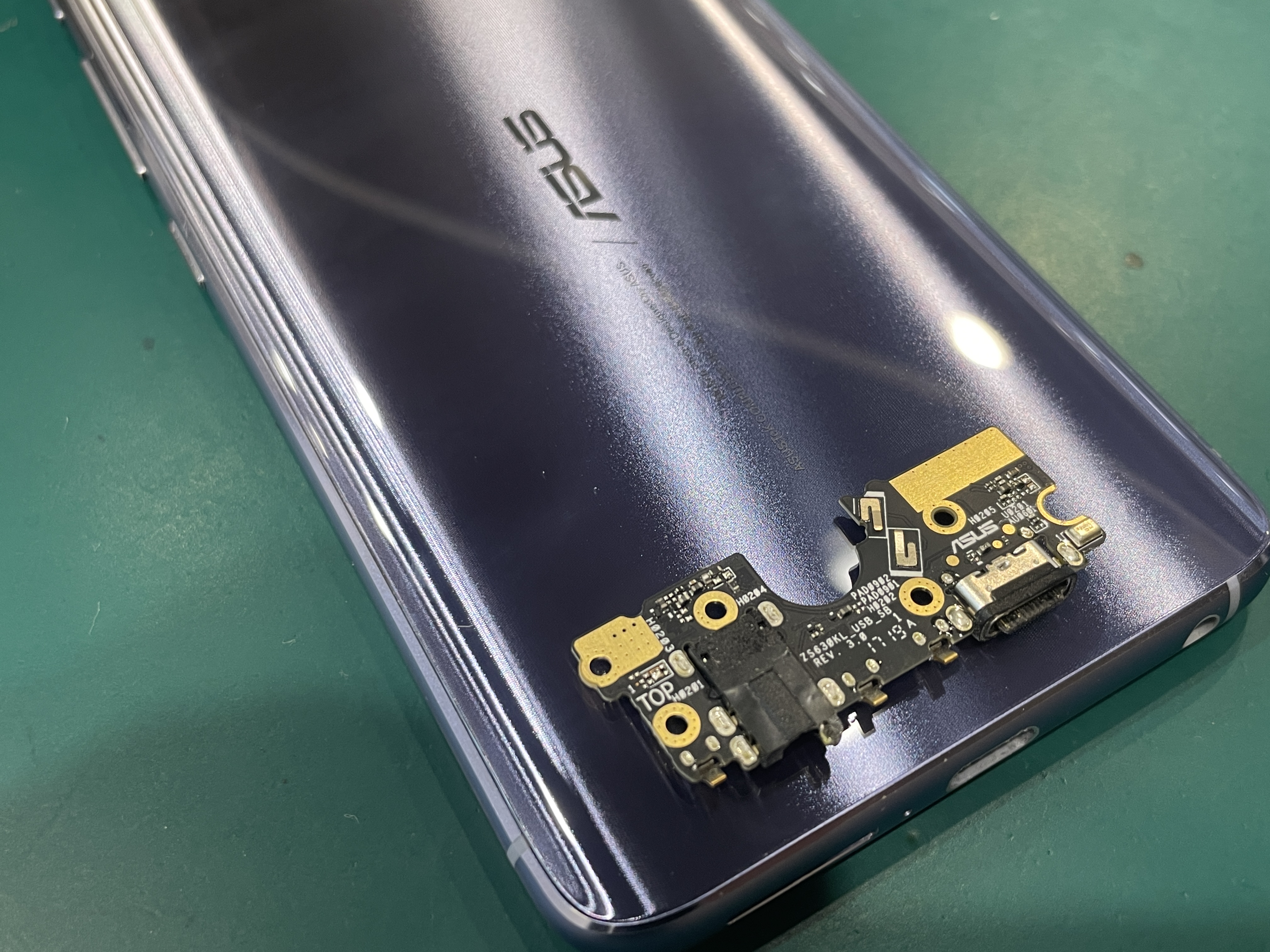 Zenfone6(ゼンフォン)が充電できなくなった！コネクタ交換ならスマホ修理工房ペリエ千葉店にお問い合わせください！