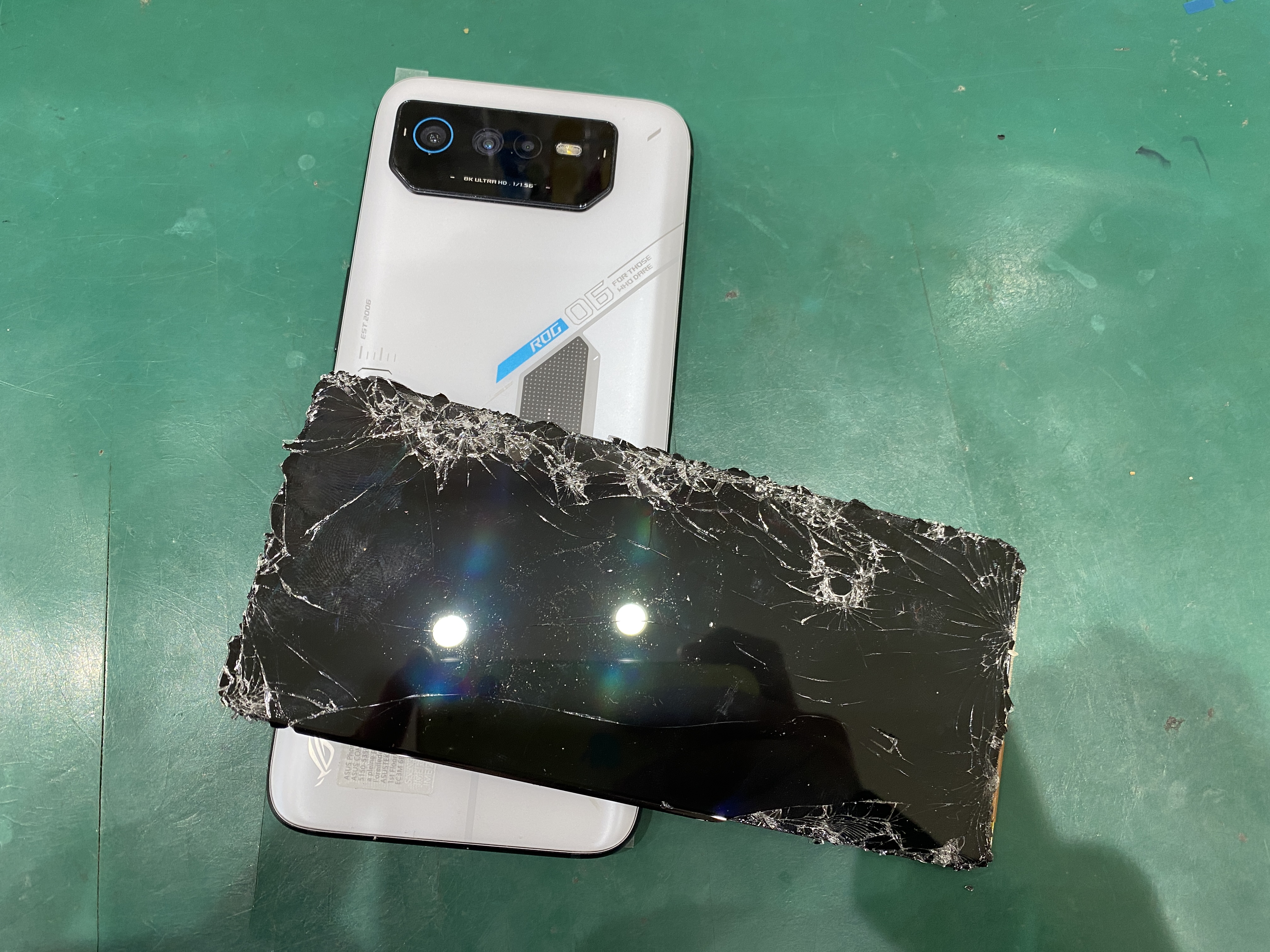ROG PHONE6(ログフォン)ガラスが割れて全く映らない、操作できない、タッチ効かないなどの画面交換はご相談ください