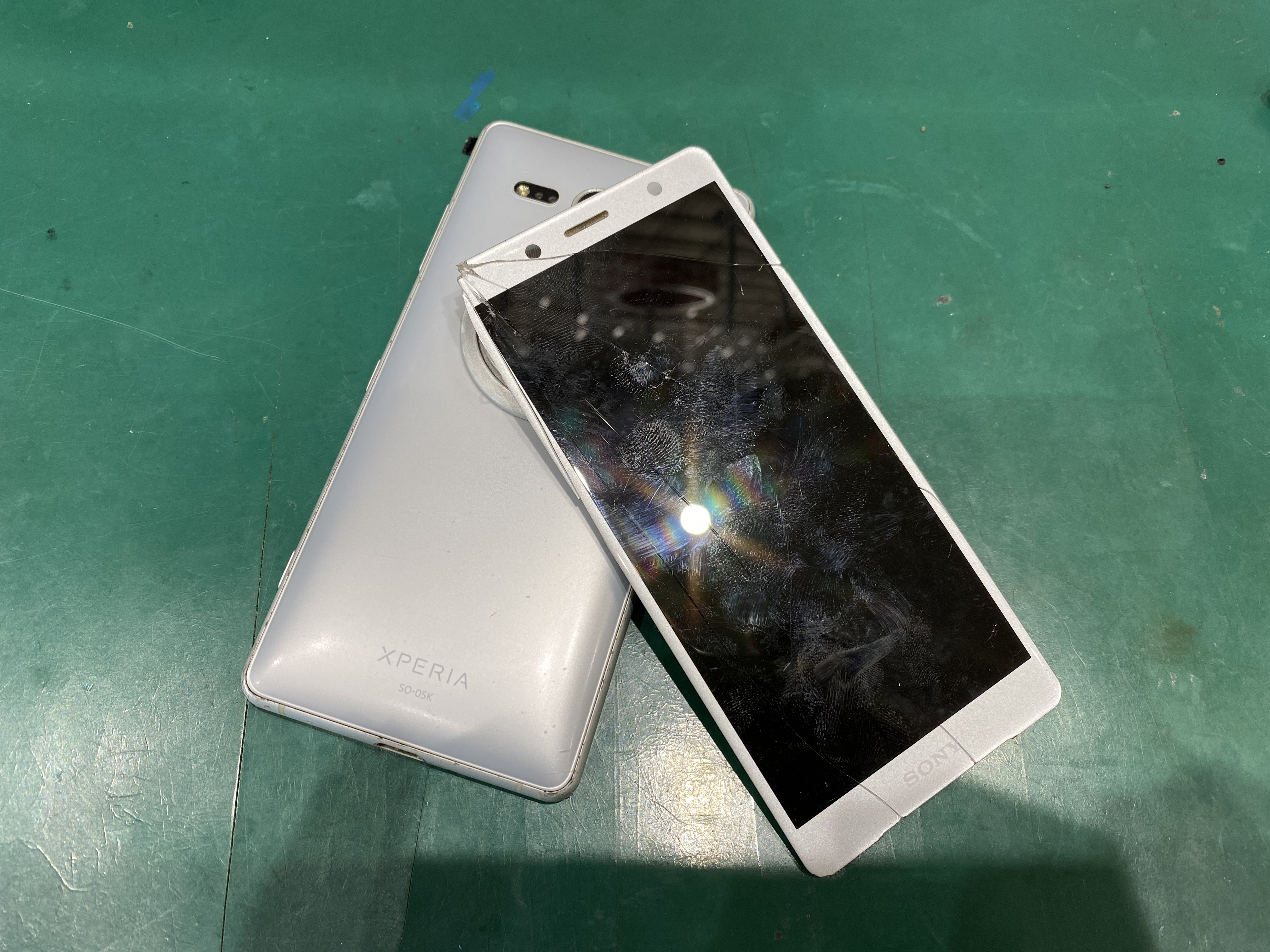 SHONY Xperia XZ2 Compact(エクスペリア)SO-05K画面が壊れて映りがおかしい