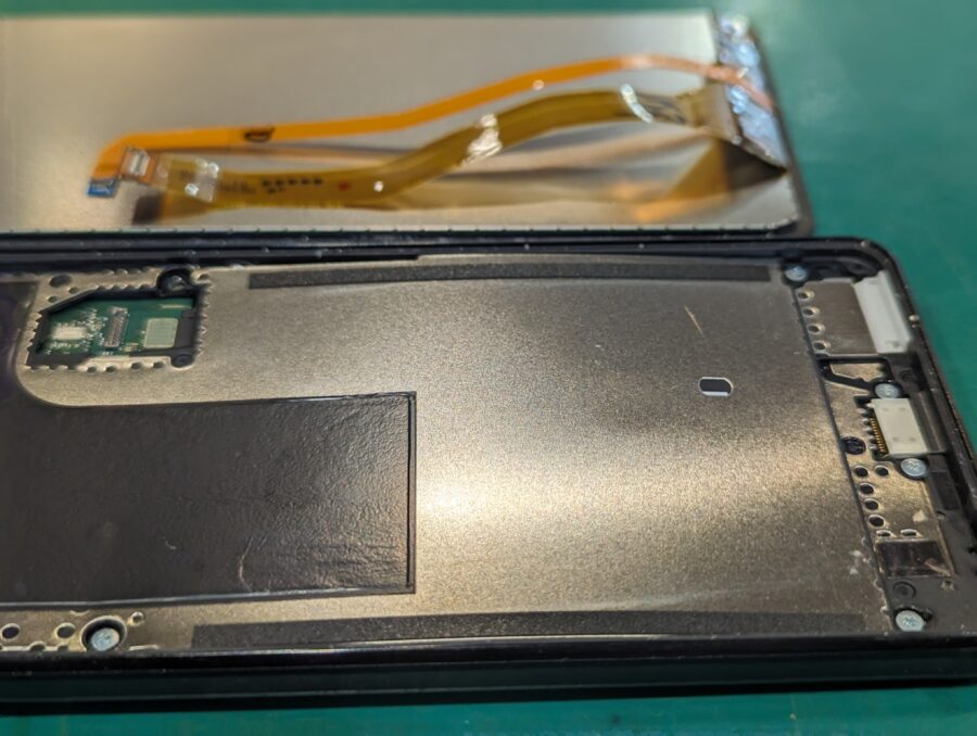 AQUOS sense4 lite(アクオス)のバッテリーが膨張して画面が浮いてきた！？スマホ修理工房ペリエ千葉店へお任せくださ