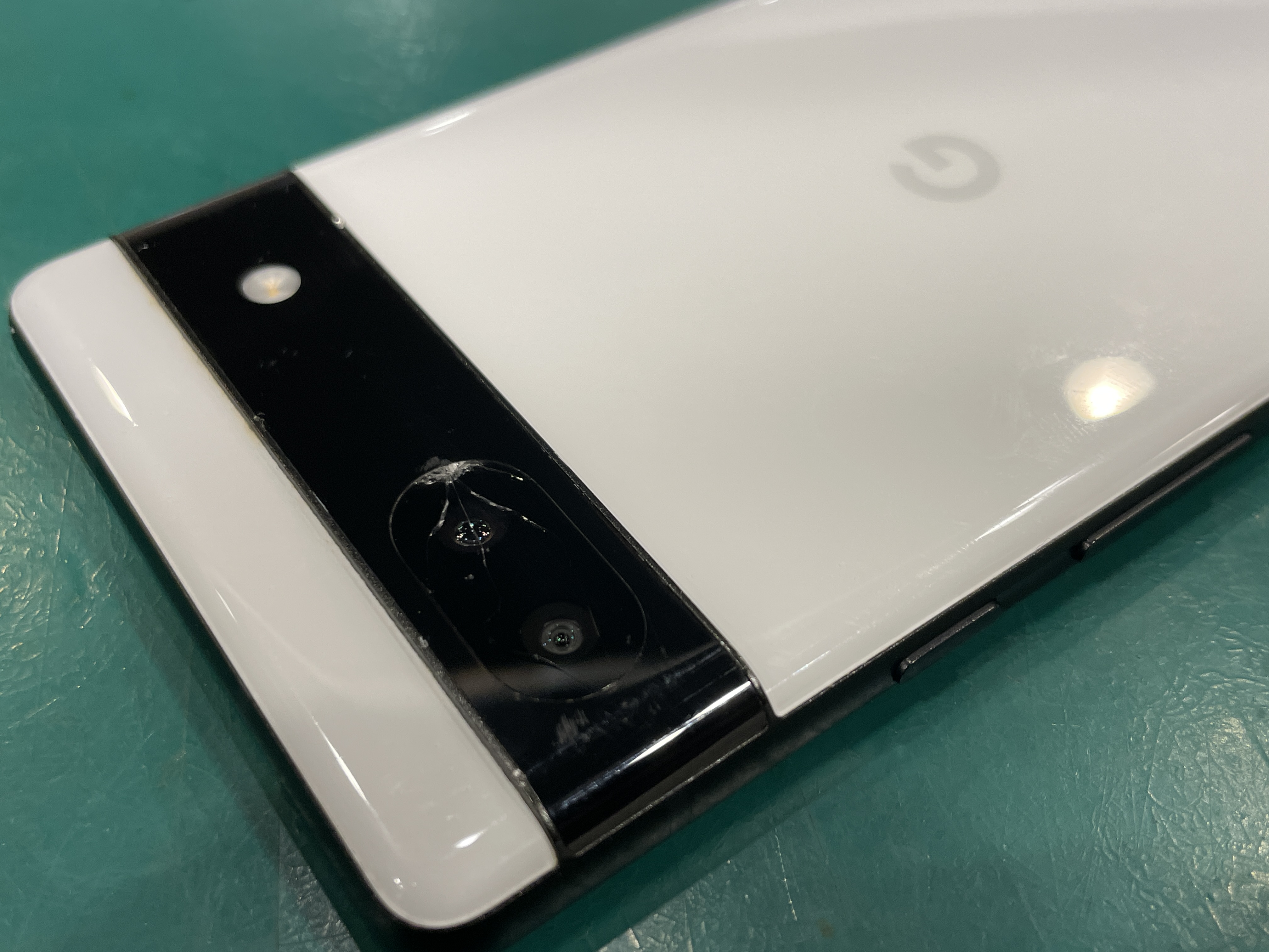 Pixel6a(ピクセル)のカメラレンズ割れならその日にお返し！スマホ修理工房ペリエ千葉店にお問い合わせください！