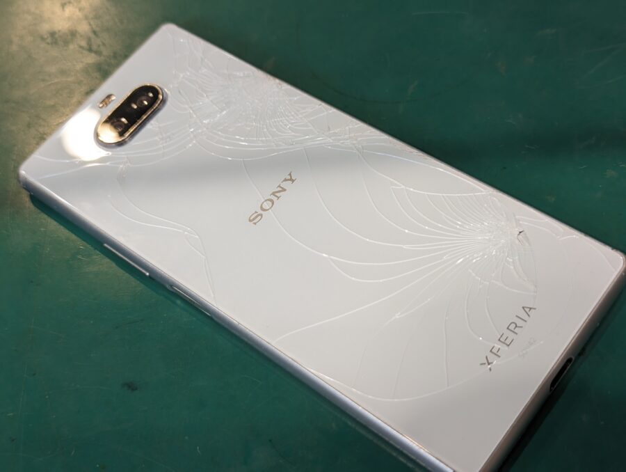 Xperia 8 (SOV42、SOV42-u、902SO)の画面交換、背面パネル交換はスマホ修理工房ペリエ千葉店にご相談くださ