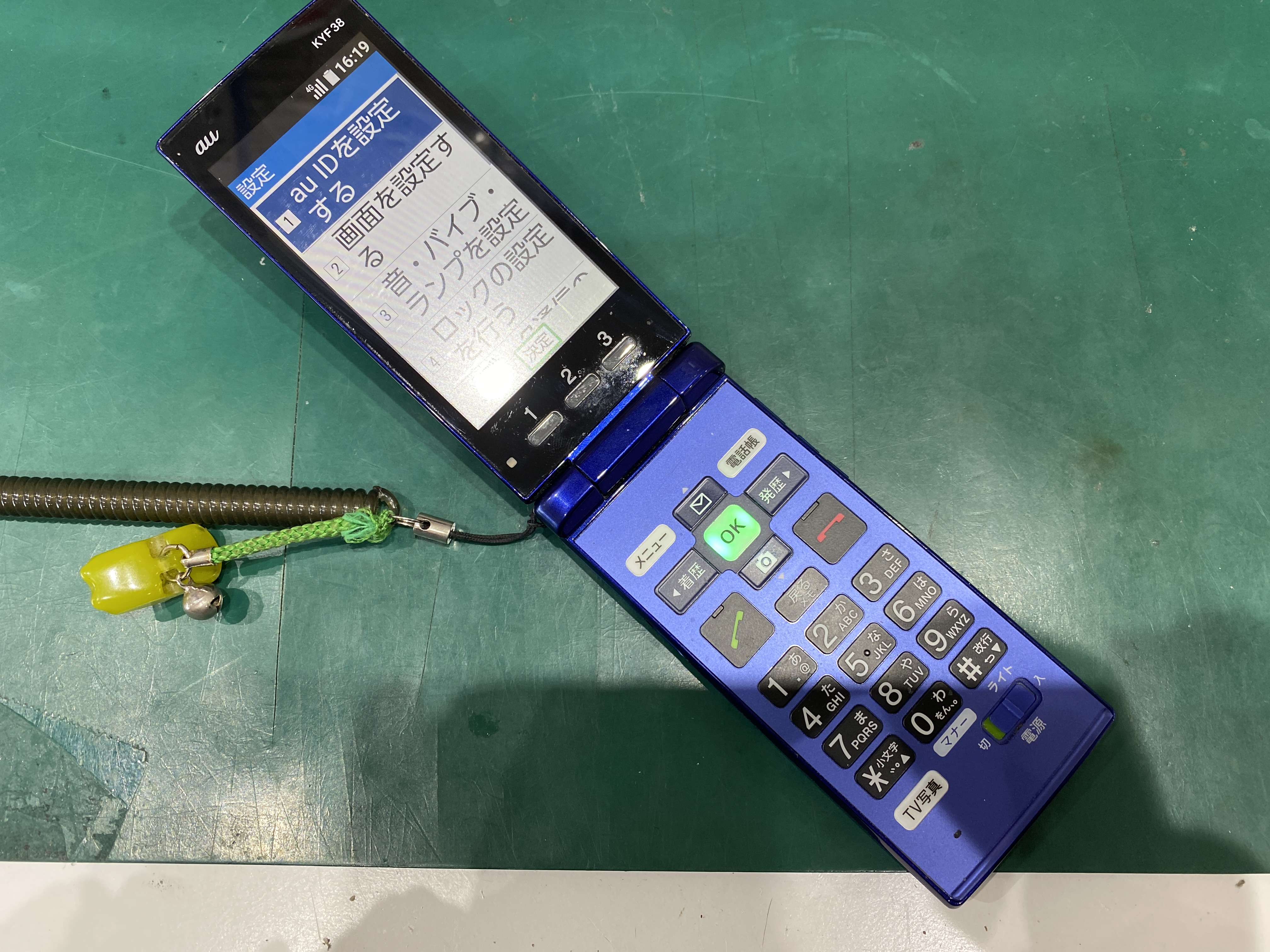 江東区大島・亀戸のスマホ修理屋！かんたんケータイ(ガラケー)KYF38電源が付かないなどのトラブルがあった際は一度ご相談ください