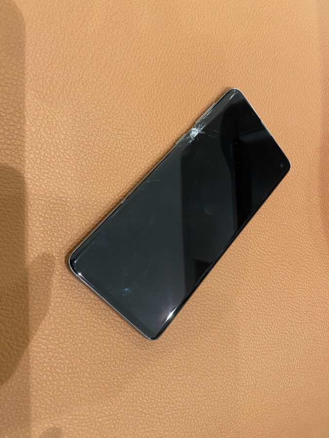ガラスが割れ映らない箇所もあるGalaxyS10(ギャラクシーエステン)パネルの交換を行いました!