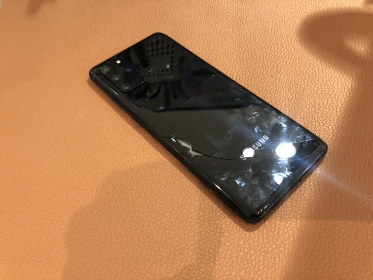 落してバックパネルが割れてしまったGalaxy S20+（ギャラクシー エストゥエンティプラス）のバックパネル修理を行いました!