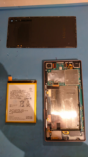 長年使っているSONY Xperia Z5（ソニー・エクスペリア）のバッテリー交換。スマホ修理工房渋谷店にお任せください！