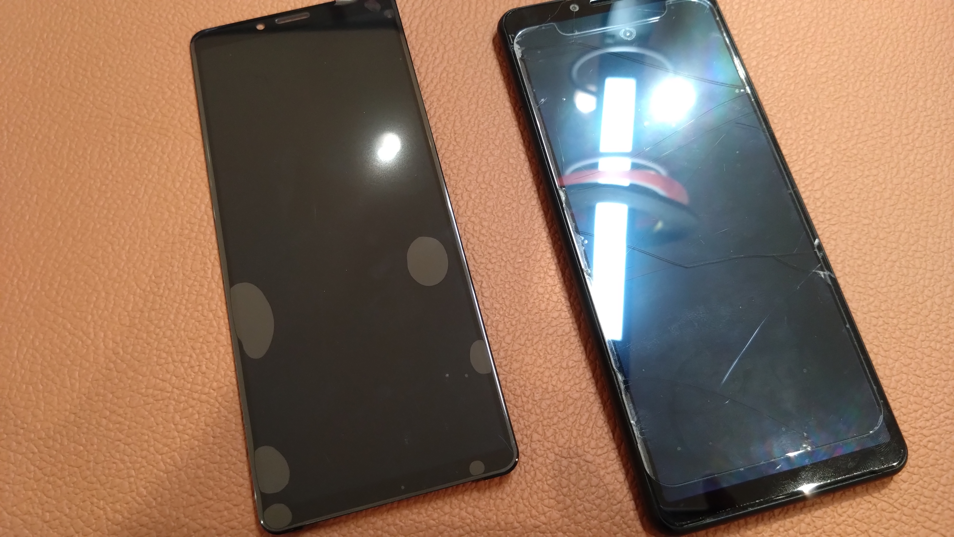 画面が割れてしまったXperia 10 II（エクスペリア テン マークツー）のパネル交換を行いました