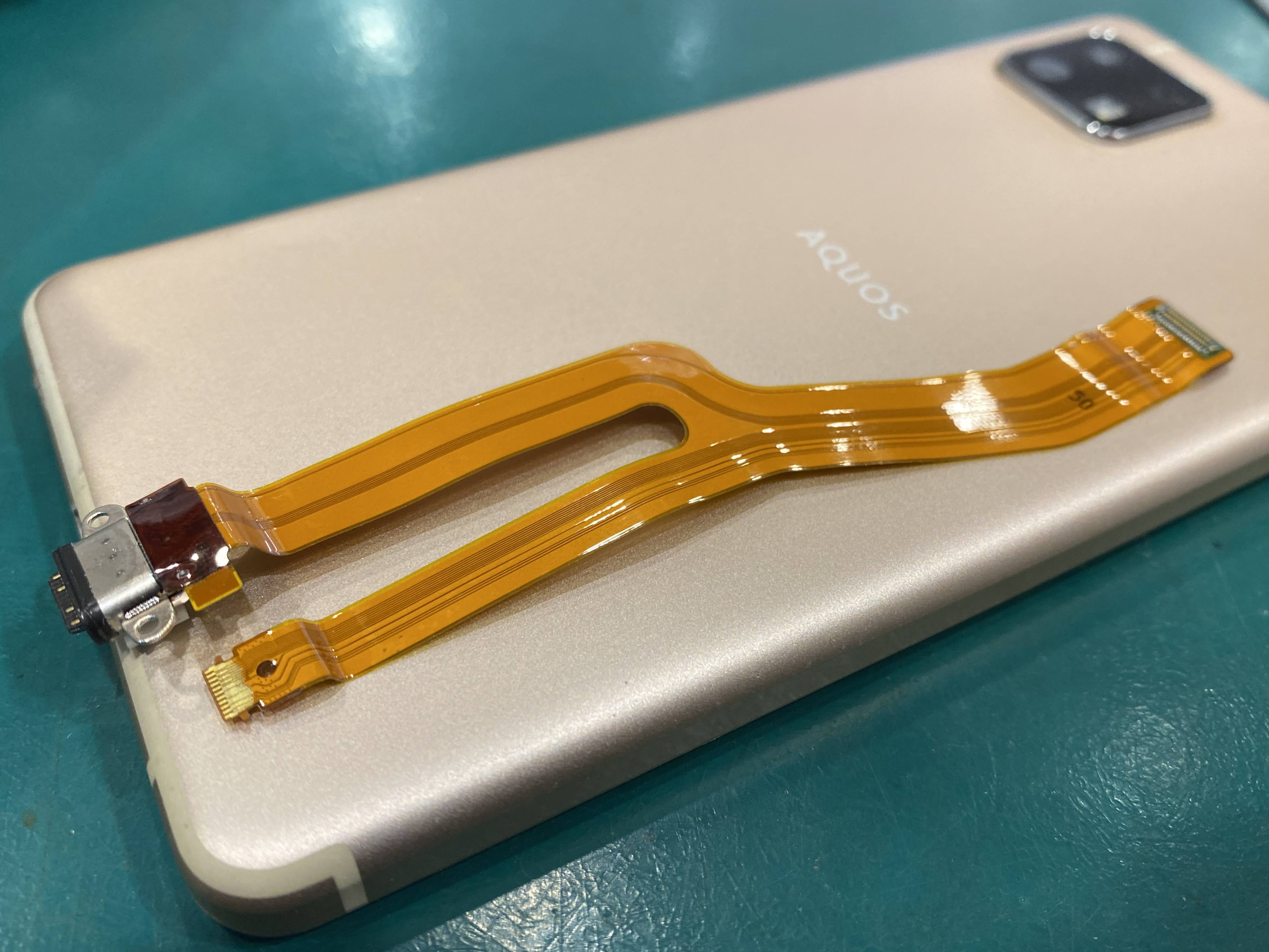 AQUOS sense4 BASIC のコネクター交換はスマホ修理工房ペリエ千葉店にお問い合わせください！