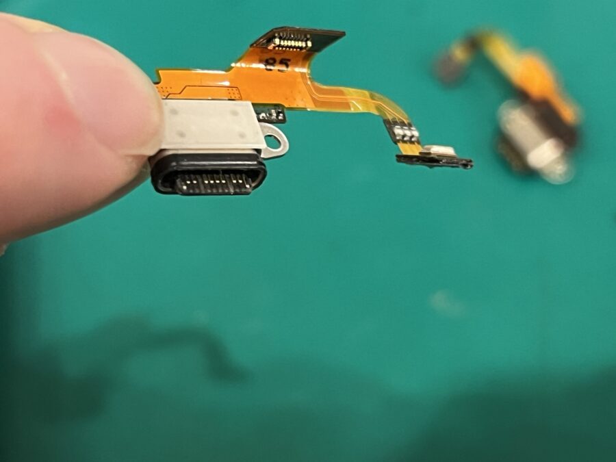 AQUOSSense3Lite(アクオス)SH-M12の充電不良も【スマホ修理工房新宿PePe店】で修理交換OK♬