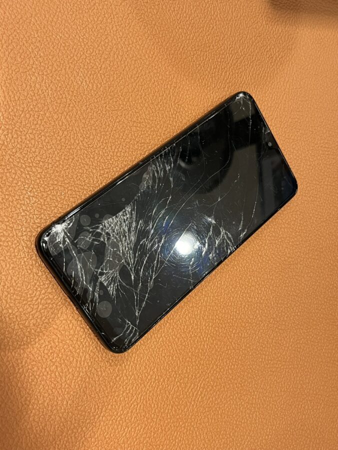 落して画面が割れてしまったGalaxy A30（ギャラクシーエーサーティー）画面修理を行いました!
