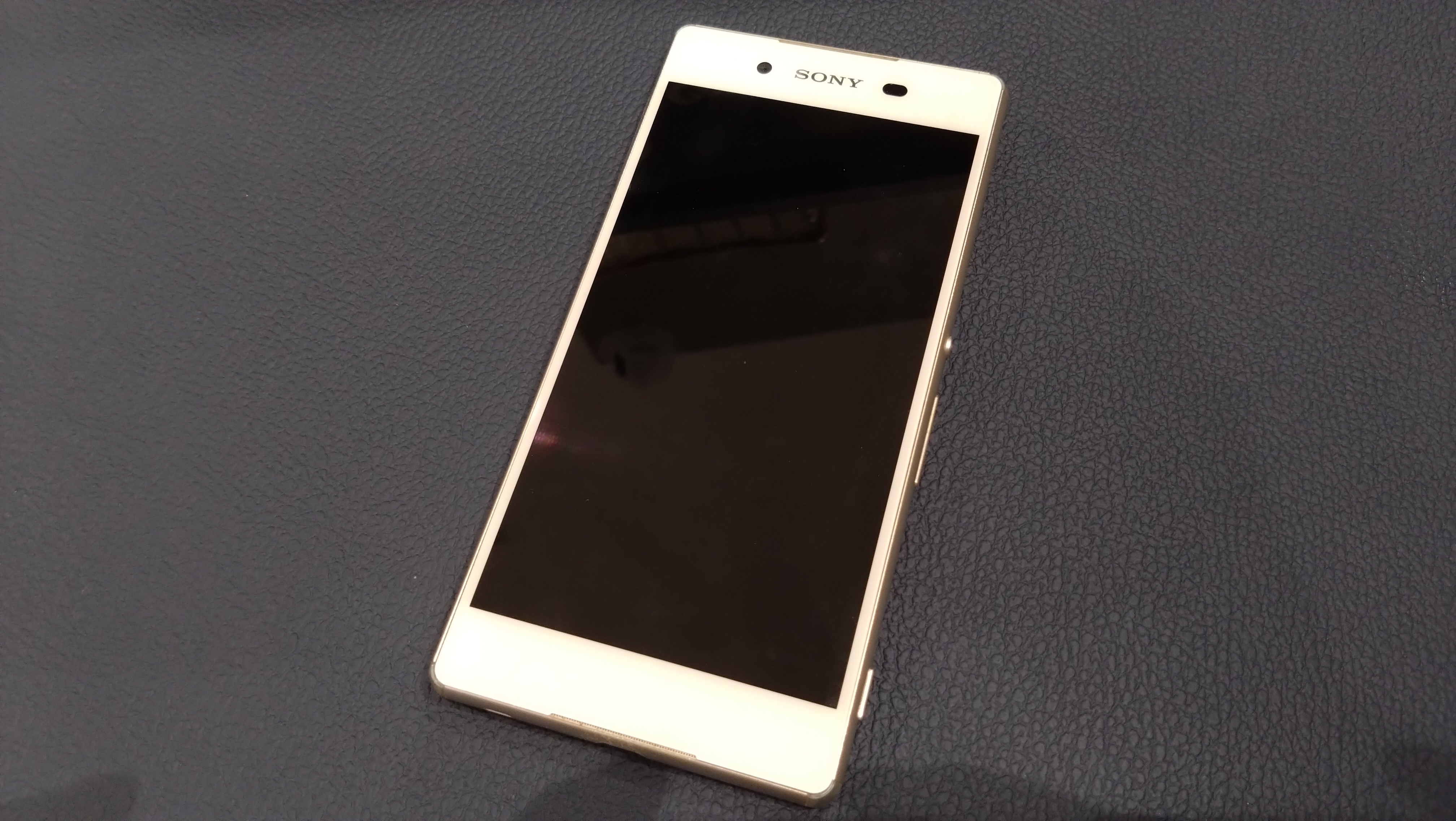 背面が浮いてきてしまったXperiaZ4（エクスペリアゼットフォー）のバッテリー交換を行いました