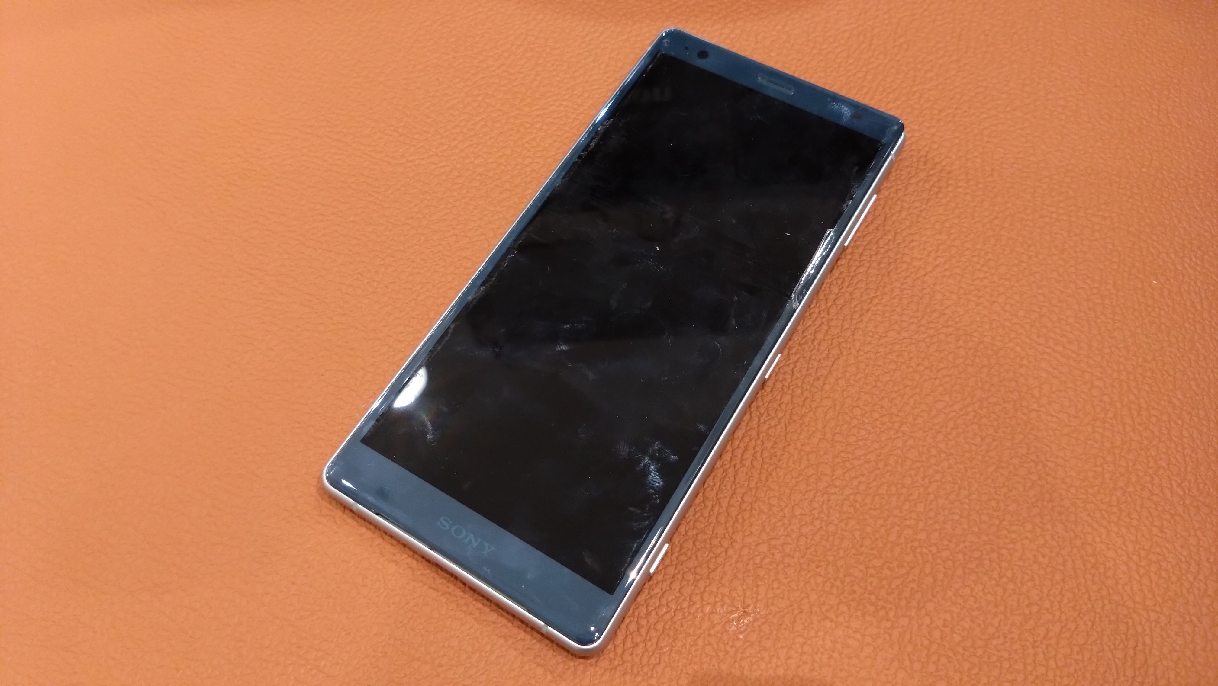 パネルが浮いてきてしまったXperiaXZ2（エクスペリアエックスゼットツー）の修理を行いました！