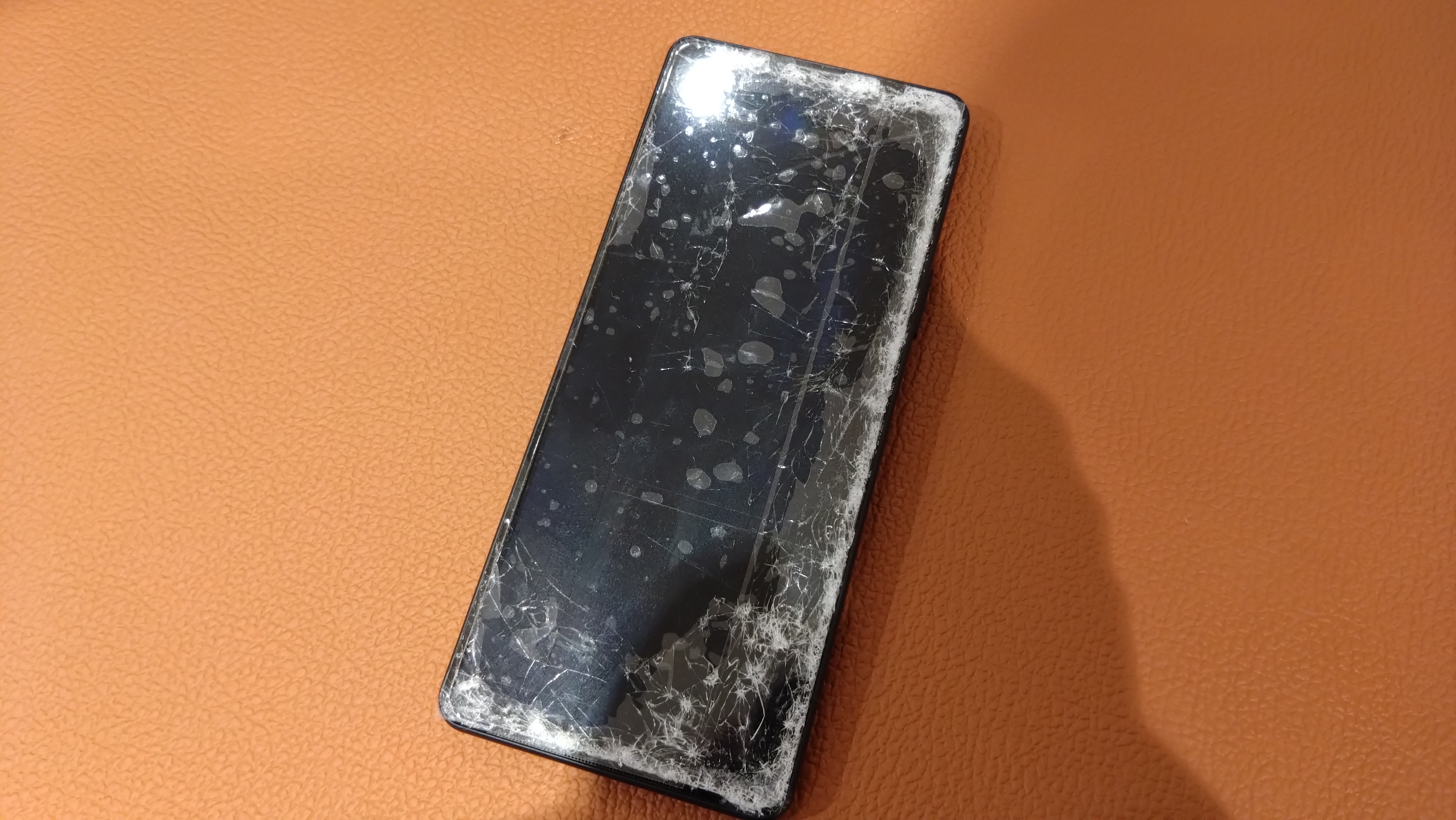 激しく画面が割れてしまったXperia10Ⅴ（エクスペリアテンマークファイブ）を行いました。