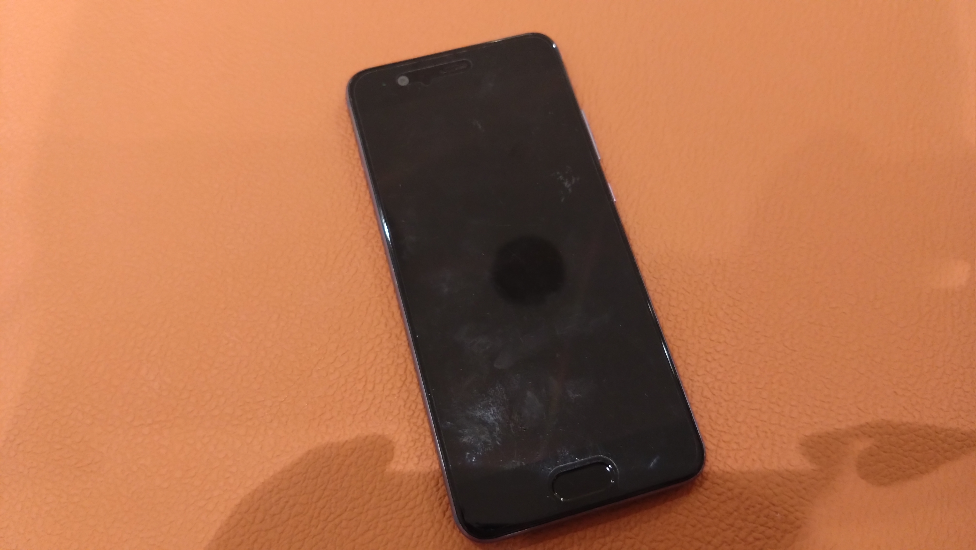 充電してもすぐ電池が切れてしまうHUAWEI P10（ファーウェイピーテン）修理を行いました!
