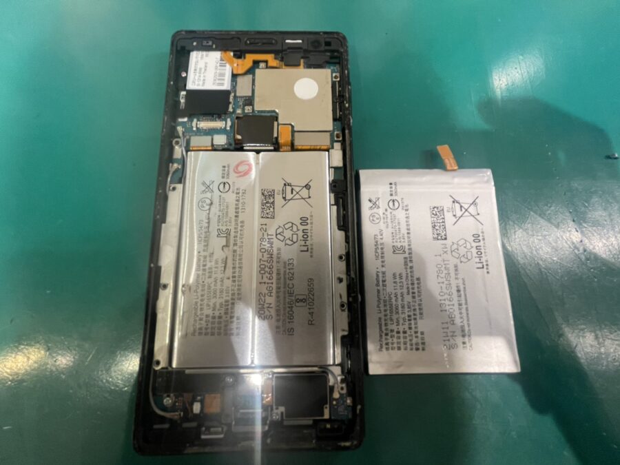 古い機種でも対応可能です！Xperia XZ2（SO-03K）の即日バッテリー交換なら【スマホ修理工房新宿PePe店】へ！