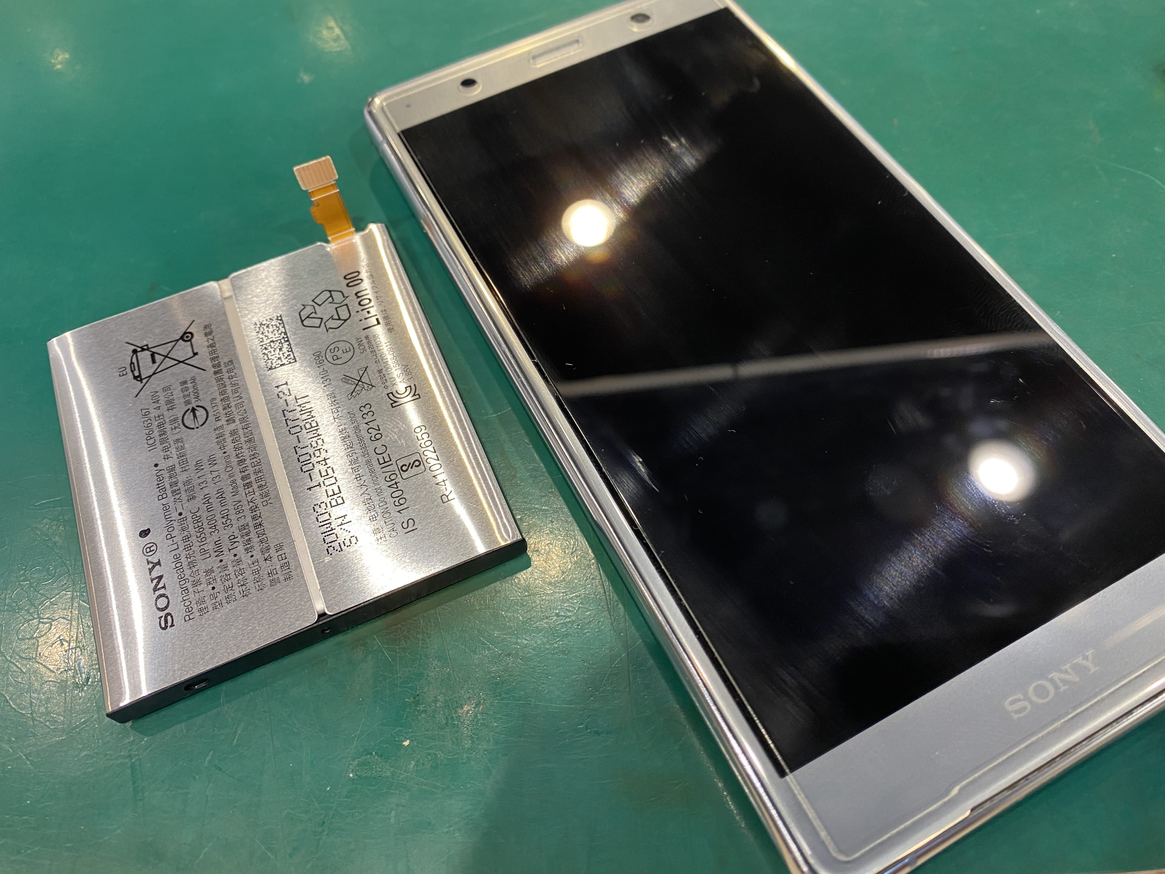 Xperia XZ2 Premium（エクスペリア）のバッテリーを交換しました！電池の減りが早いのはバッテリーの叫び！？膨張する