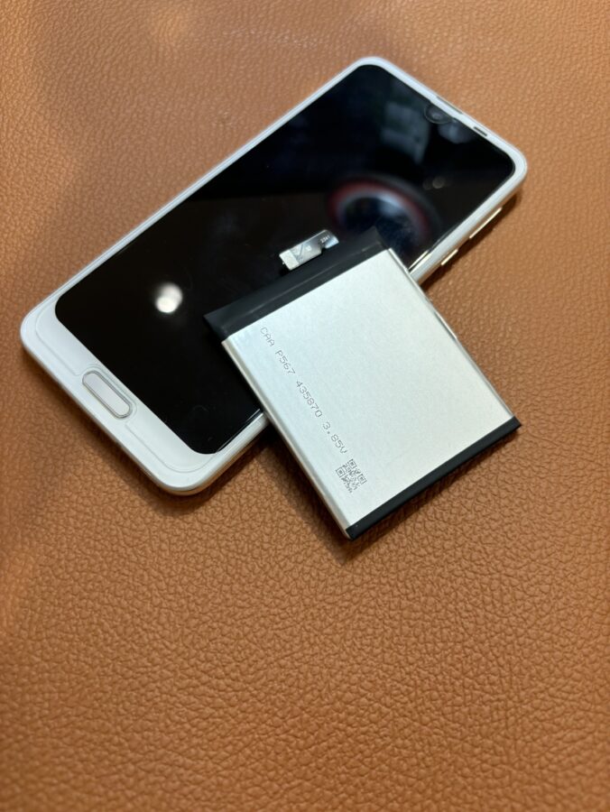 バッテリーの減りが早くなったAQUOSR３（アクオス）のバッテリー修理を行いました！【スマホ修理工房　仙台PARCO2店】