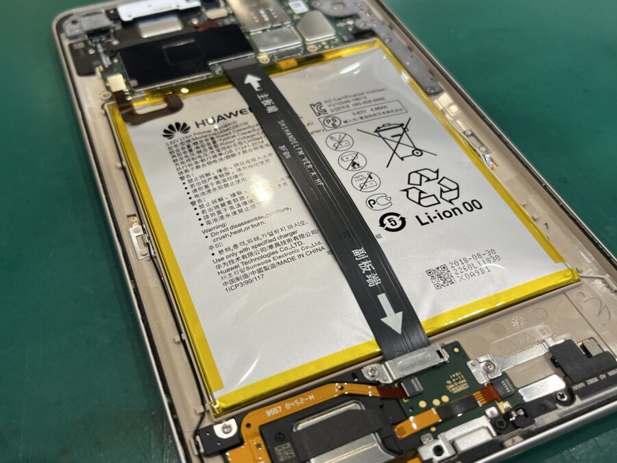 HuaweiMediaPadM3 8.4（ファーウェイ）のバッテリー膨張も！【スマホ修理工房新宿PePe店】にご相談ください！