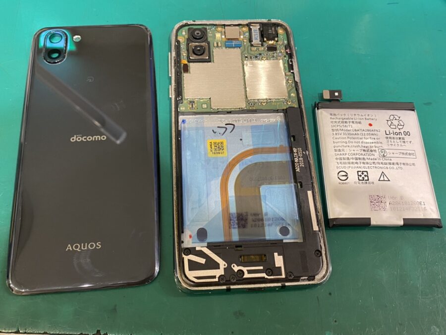 膨張して背面が浮いてしまったAQUOS R2(SH-03K)のバッテリー交換！【スマホ修理工房新宿PePe店】
