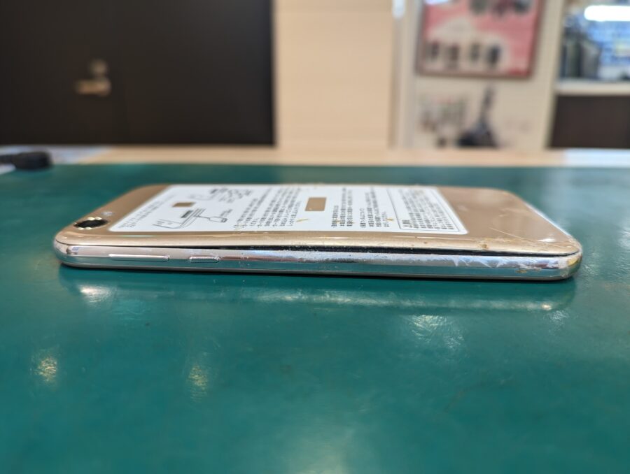 AQUOS R(アクオス)SH-03J,SHV39,605SHのバッテリー膨張してバックパネルが浮いてしまった。スマホ修理工房ペ