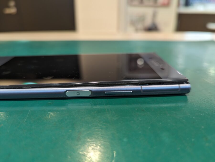 Xperia XZ1のバッテリーを交換いたしました！バッテリーが膨張してきたとおもったら・・・スマホ修理工房ペリエ千葉店にご来店