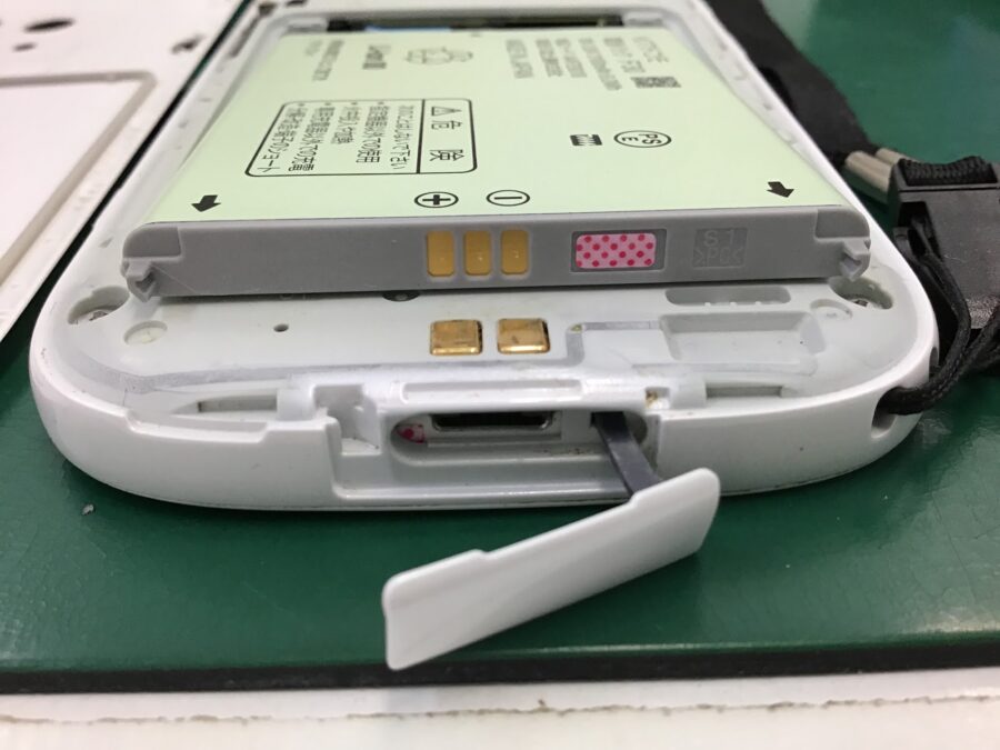 らくらくスマートフォン3のバッテリー持ち、そろそろ悪くなってきていませんか？ データそのまま・最短即日修理のスマホ修理工房王子店