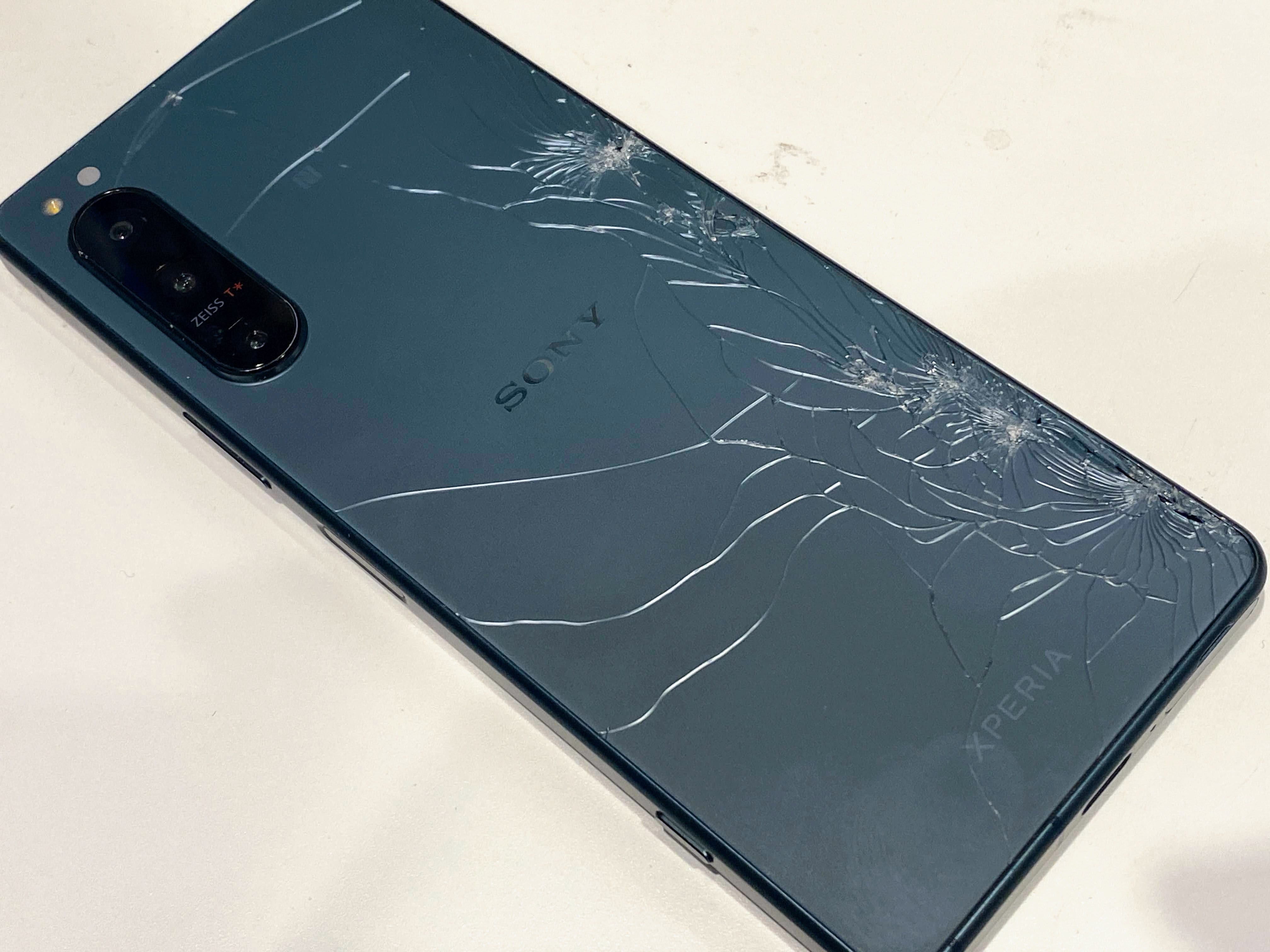 Xperia 5 IV(エクスペリア)の背面パネル、見違えるほどに新しく【スマホ修理工房ペリエ千葉店】