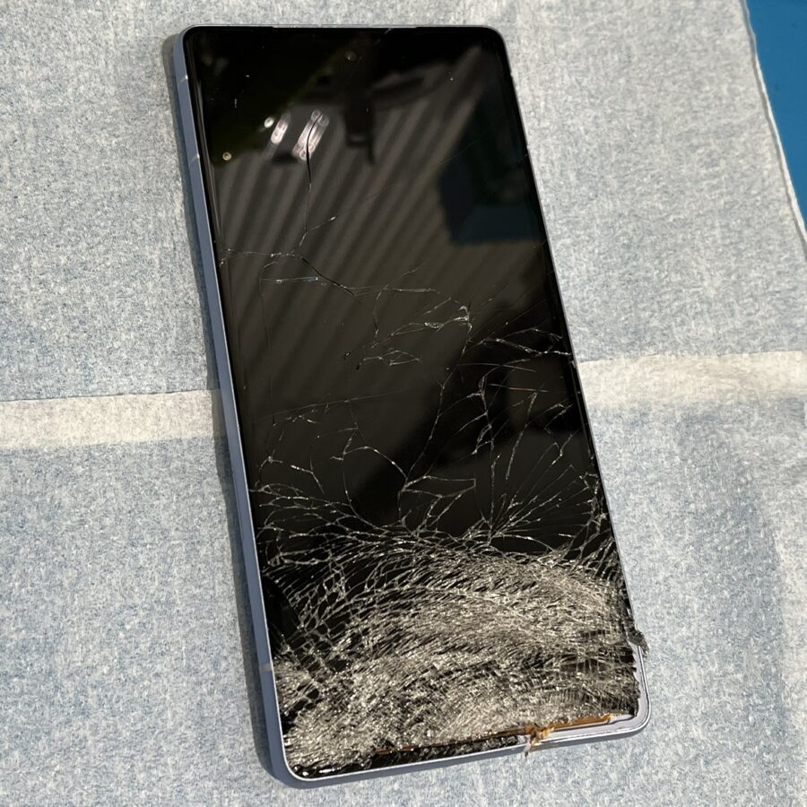画面がバキバキに割れて、何も見えないGooglePixel7a（グーグルピクセル）もスマホ修理工房渋谷店なら、キレイに修理