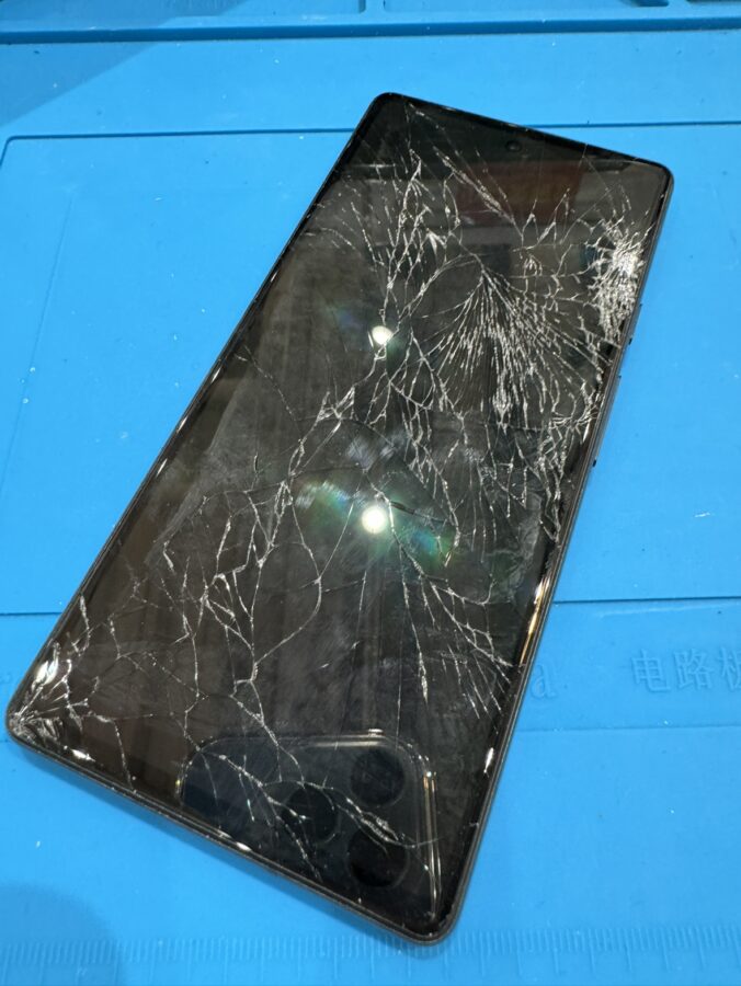 Google Pixel6a（ピクセル6a）の画面がバキバキに！？！？そんな時は「スマホ修理工房　池袋P'パルコ本店」