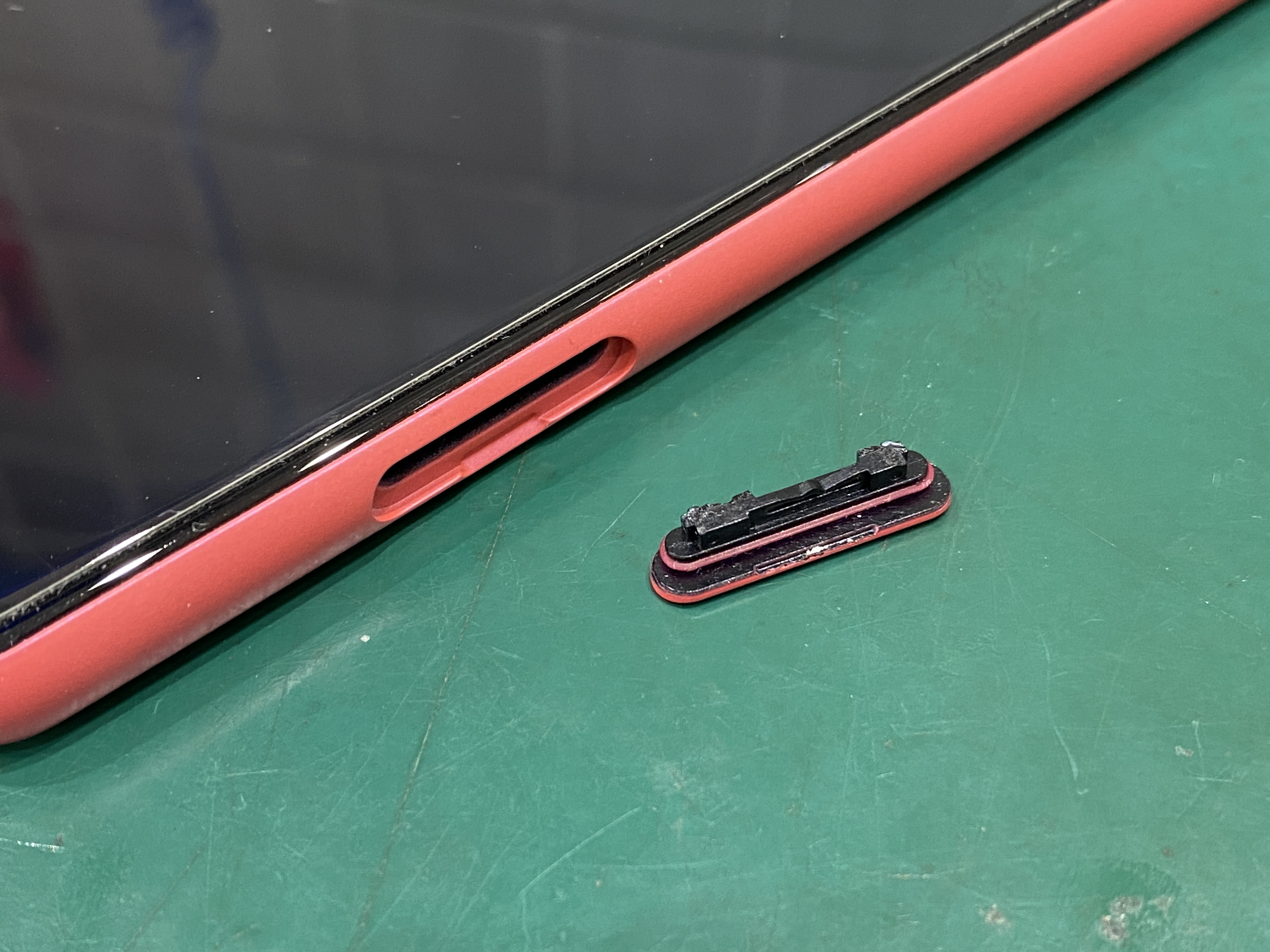 江東区大島・亀戸のスマホ修理屋！SIMトレーが折れてSDカードもSIMも本体内部に置き去りに。。