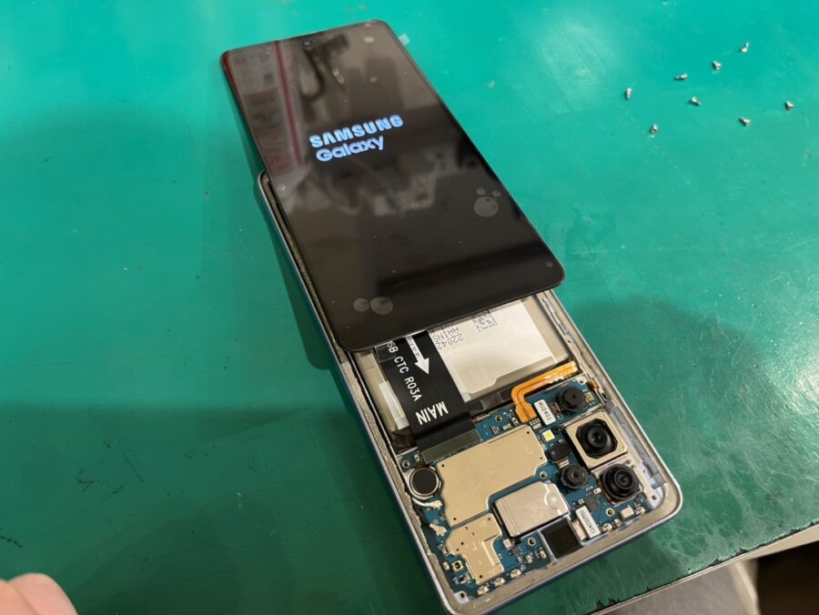 Galaxy A53(ギャラクシー)SC-53Cの電源が付かないのは、画面が原因かも？【スマホ修理工房新宿PePe店】