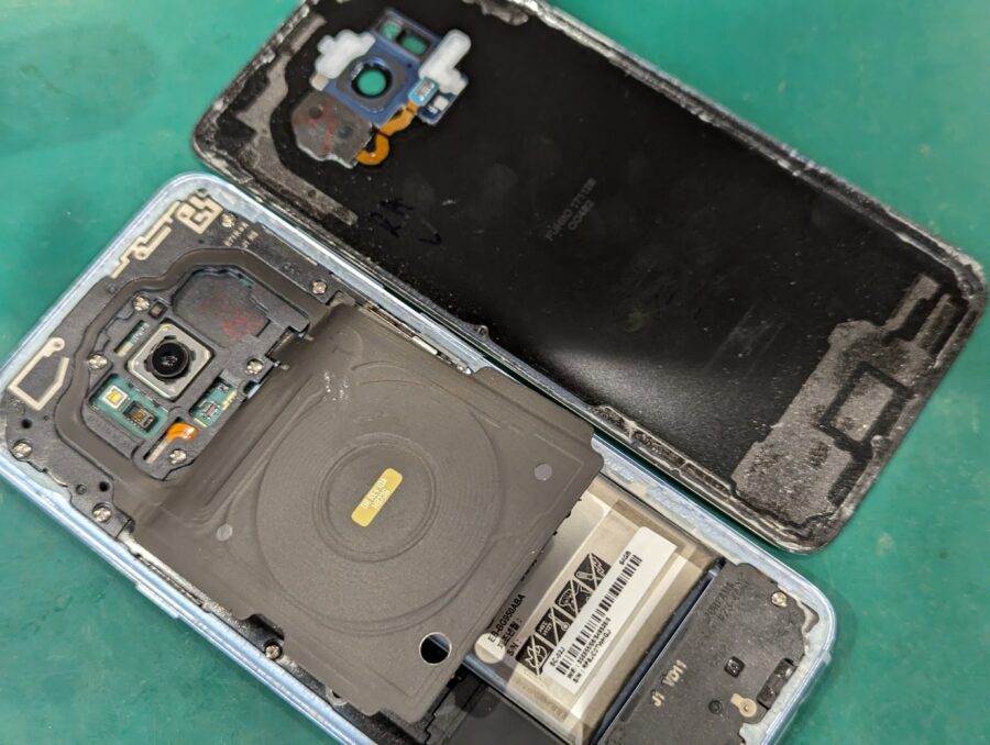 Galaxy S8(ギャラクシー)のバッテリーが膨張してる！スマホ修理工房ペリエ千葉店へお問い合わせください！