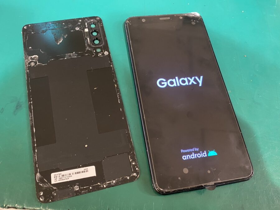 画面が全く映らなくても直るかも！ Galaxy A7の画面交換を行いました！【スマホ修理工房新宿PePe店】