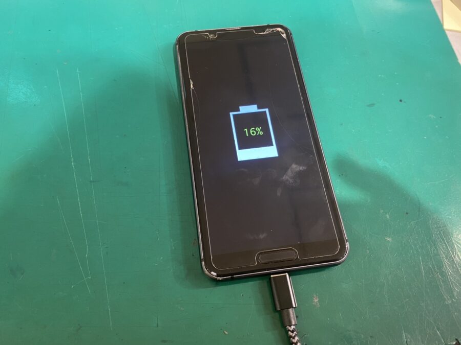 AQUOS sense3（アクオス）の充電トラブルも承ります。まずはお気軽にご相談を！【スマホ修理工房新宿PePe店】